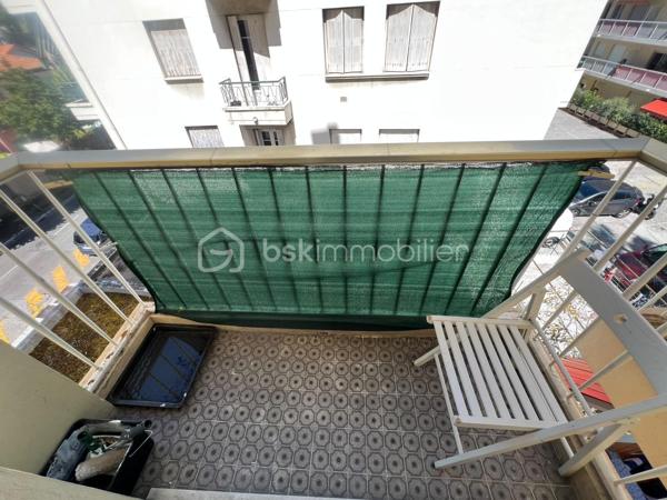 Nouvelle EXCLUSIVITÉ de votre conseiller immobilier BSK IMMOBILIER !!! 

Situé dans le secteur résidentiel de Saint-Maurice / Valrose, à proximité des commerces, transports et commodités.
Découvrez cet agréable appartement 2 pièces d'environ 50 m², situé au 3ème étage avec ascenseur d'une copropriété des années 1970.

Particulièrement lumineux, l'appartement bénéficie d'une belle vue dégagée et d'une distribution fonctionnelle.

Il se compose d'une entrée, d'une cuisine indépendante donnant accès à un premier balcon, d'un séjour lumineux avec balcon principal, d'une chambre ainsi que d'une salle de bains.

Le séjour et la chambre disposent tous deux d'un accès au balcon principal, offrant un agréable espace extérieur et permettant de profiter pleinement de la vue dégagée.

L'appartement est présenté dans un bon état général et ne nécessite pas de travaux particuliers.
Il est équipé de fenêtres PVC double vitrage, de la climatisation ainsi que d'un chauffage individuel assuré par une chaudière au gaz de ville.

Une cave vient compléter ce bien.

Son emplacement permet de profiter d'un environnement résidentiel tout en restant à proximité des commerces, transports et commodités, avec notamment le tramway facilement accessible.

Actuellement loué 800 € hors charges par mois, avec un bail en cours jusqu'en mars 2027.

Un appartement agréable et lumineux réunissant de nombreux atouts : vue dégagée, deux balcons, climatisation, ascenseur et cave, idéal pour un investissement locatif ou pour préparer une future résidence principale à Nice.

L’emplacement de cet appartement ainsi que sa luminosité sauront vous séduire !

A votre disposition afin d’échanger sur ce bien et d’organiser une visite.