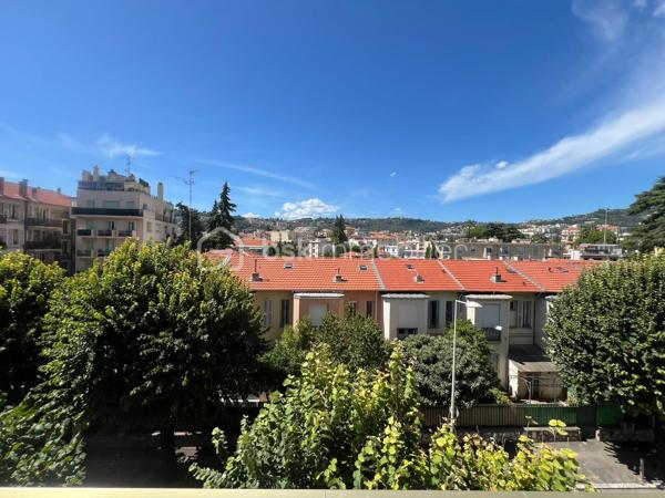 Nouvelle EXCLUSIVITÉ de votre conseiller immobilier BSK IMMOBILIER !!! 

Situé dans le secteur résidentiel de Saint-Maurice / Valrose, à proximité des commerces, transports et commodités.
Découvrez cet agréable appartement 2 pièces d'environ 50 m², situé au 3ème étage avec ascenseur d'une copropriété des années 1970.

Particulièrement lumineux, l'appartement bénéficie d'une belle vue dégagée et d'une distribution fonctionnelle.

Il se compose d'une entrée, d'une cuisine indépendante donnant accès à un premier balcon, d'un séjour lumineux avec balcon principal, d'une chambre ainsi que d'une salle de bains.

Le séjour et la chambre disposent tous deux d'un accès au balcon principal, offrant un agréable espace extérieur et permettant de profiter pleinement de la vue dégagée.

L'appartement est présenté dans un bon état général et ne nécessite pas de travaux particuliers.
Il est équipé de fenêtres PVC double vitrage, de la climatisation ainsi que d'un chauffage individuel assuré par une chaudière au gaz de ville.

Une cave vient compléter ce bien.

Son emplacement permet de profiter d'un environnement résidentiel tout en restant à proximité des commerces, transports et commodités, avec notamment le tramway facilement accessible.

Actuellement loué 800 € hors charges par mois, avec un bail en cours jusqu'en mars 2027.

Un appartement agréable et lumineux réunissant de nombreux atouts : vue dégagée, deux balcons, climatisation, ascenseur et cave, idéal pour un investissement locatif ou pour préparer une future résidence principale à Nice.

L’emplacement de cet appartement ainsi que sa luminosité sauront vous séduire !

A votre disposition afin d’échanger sur ce bien et d’organiser une visite.