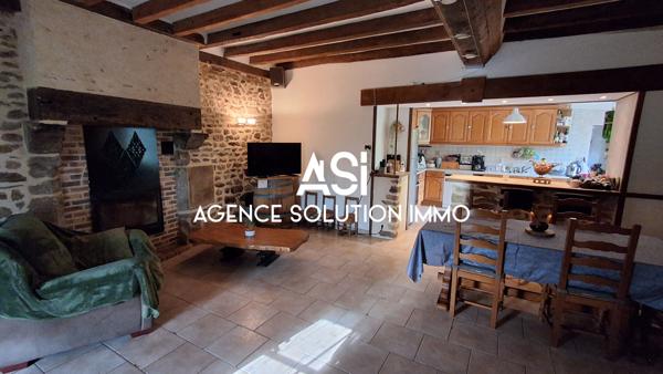 Maison en pierre de type longère en campagne à Courcité 206 m2 - 10 pièces 7 ch - 8500 m2 de terrain