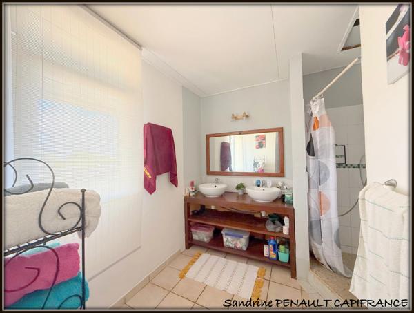 A VENDRE A KOUROU (GUYANE FRANCAISE) UNE BELLE MAISON T4 (R+1) de 105 m² - SUPERFICIE DU TERRAIN 312 m² AU PRIX DE 258 000 €.