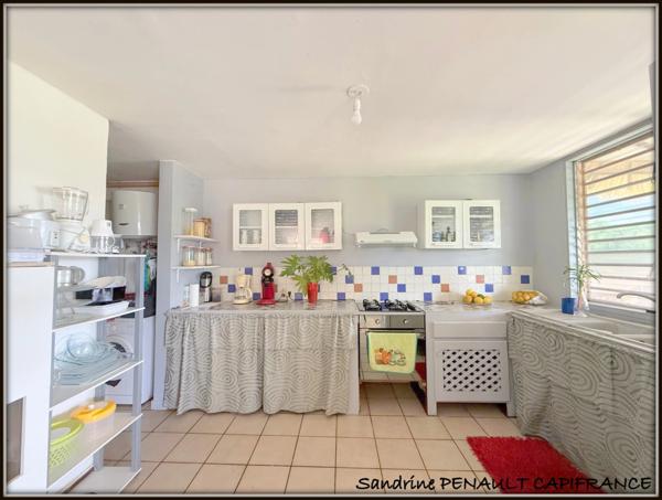 A VENDRE A KOUROU (GUYANE FRANCAISE) UNE BELLE MAISON T4 (R+1) de 105 m² - SUPERFICIE DU TERRAIN 312 m² AU PRIX DE 258 000 €.