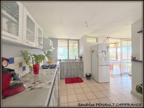 A VENDRE A KOUROU (GUYANE FRANCAISE) UNE BELLE MAISON T4 (R+1) de 105 m² - SUPERFICIE DU TERRAIN 312 m² AU PRIX DE 258 000 €.