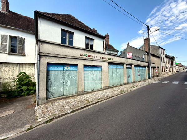 Egreville - Ancien local commercial 373 m² avec cour de 1146 m²
