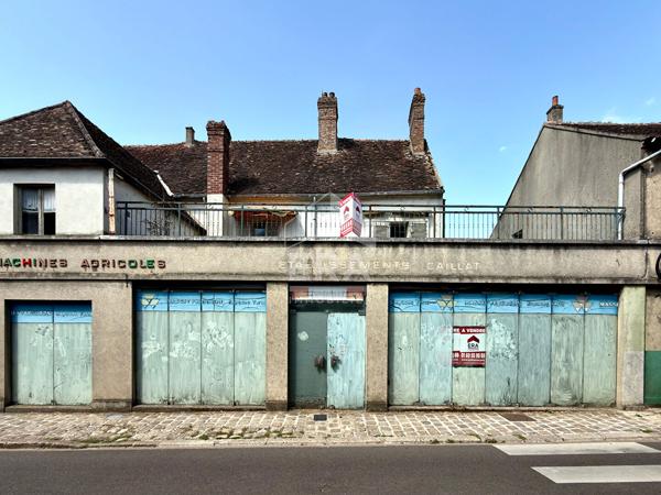 Egreville - Ancien local commercial 373 m² avec cour de 1146 m²