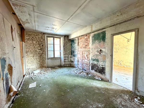 Egreville - Ancien local commercial 373 m² avec cour de 1146 m²