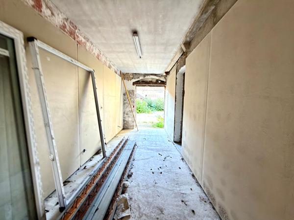Egreville - Ancien local commercial 373 m² avec cour de 1146 m²