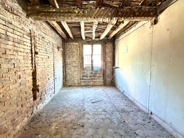 Egreville - Ancien local commercial 373 m² avec cour de 1146 m²