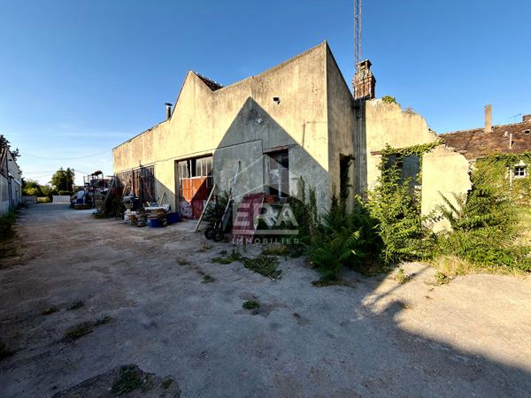 Egreville - Ancien local commercial 373 m² avec cour de 1146 m²