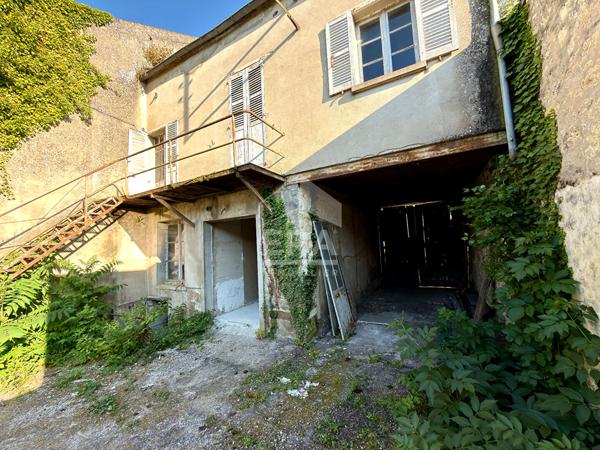 Egreville - Ancien local commercial 373 m² avec cour de 1146 m²