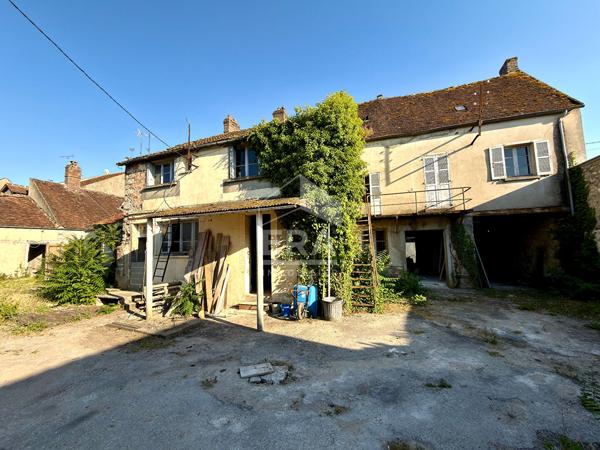 Egreville - Ancien local commercial 373 m² avec cour de 1146 m²