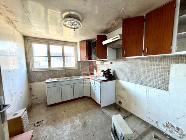 Egreville - Ancien local commercial 373 m² avec cour de 1146 m²