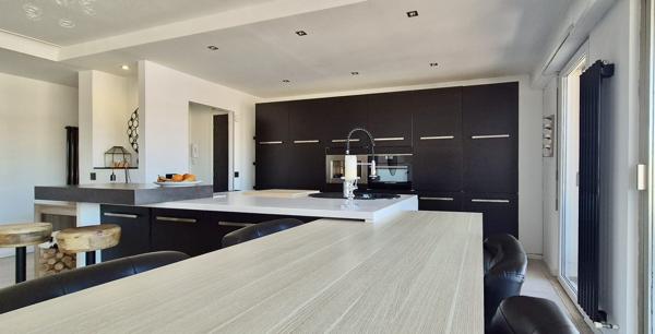 MAGNIFIQUE APPARTEMENT - DERNIER ETAGE - AVEC TERRASSE