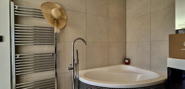 MAGNIFIQUE APPARTEMENT - DERNIER ETAGE - AVEC TERRASSE