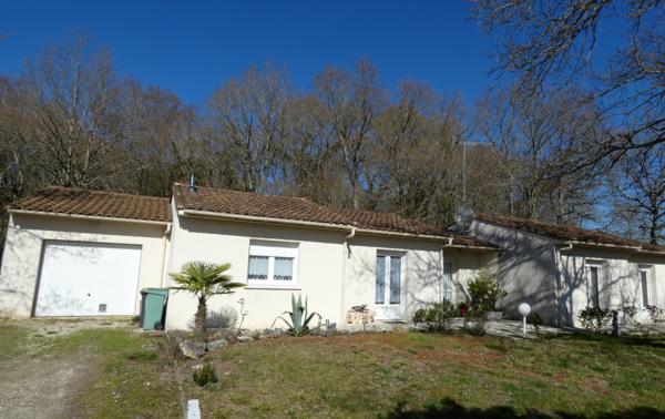 PROCHE SAUJON –LE CHAY – MAISON DE PLAIN PIED SUR UN TERRAIN CLOS D’ENVIRON 1.700 M²