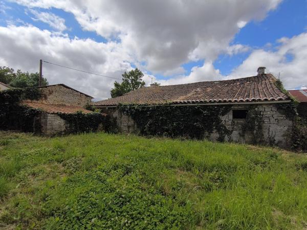 Maison champêtre à restaurer à Lezay