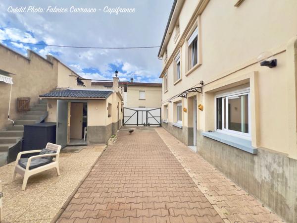 Maison à vendre 6 pièces GERZAT (63) Centre-ville Maison familiale de caractère de 145 m² avec terrasse, toit-terrasse, cuisine d'été, garage et cave voûtée