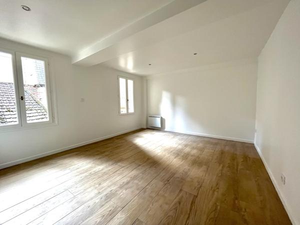 Avallon (89200) Studio de plain pied situé dans la rue Porte Auxerroise à AVALLON pour un loyer de 350 € par mois.