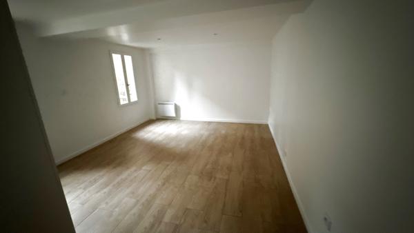 Avallon (89200) Studio de plain pied situé dans la rue Porte Auxerroise à AVALLON pour un loyer de 350 € par mois.