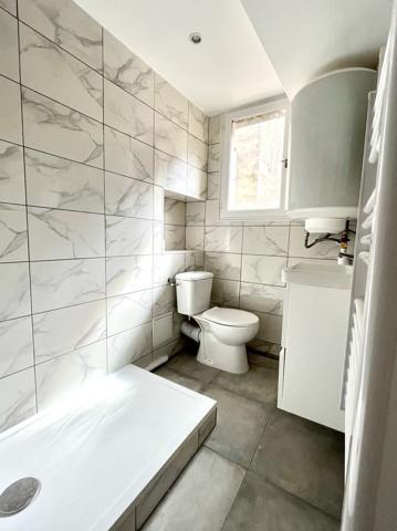 Avallon (89200) Studio de plain pied situé dans la rue Porte Auxerroise à AVALLON pour un loyer de 350 € par mois.