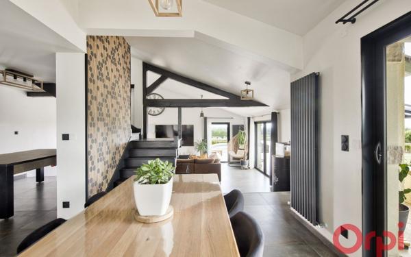 Maison à vendre    7 pièces • 267 m2 Mâcon