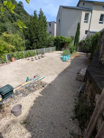 A SAISIR Maison en pierre entièrement renové au bord de rivière privative