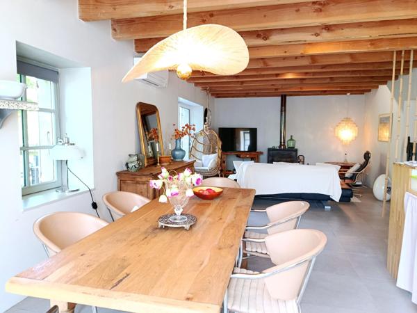 A SAISIR Maison en pierre entièrement renové au bord de rivière privative