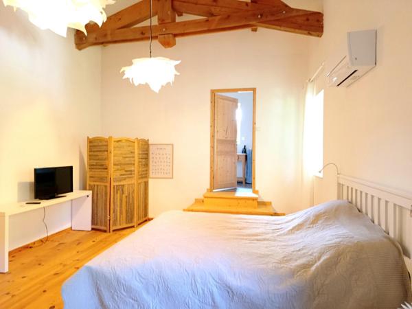 A SAISIR Maison en pierre entièrement renové au bord de rivière privative