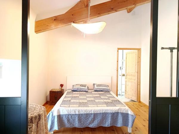A SAISIR Maison en pierre entièrement renové au bord de rivière privative