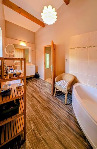 A SAISIR Maison en pierre entièrement renové au bord de rivière privative