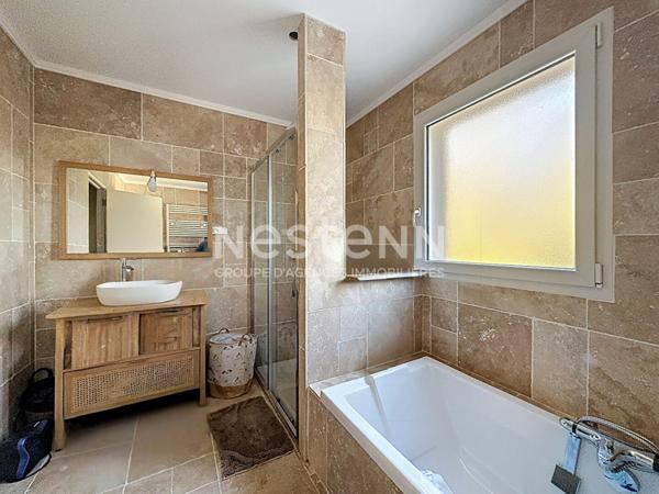 Maison à vendre à Rochechouart - 7 pièces, 5 chambres, piscine, panneaux solaire, garage double