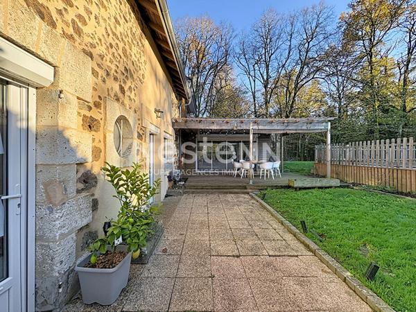 Maison à vendre à Rochechouart - 7 pièces, 5 chambres, piscine, panneaux solaire, garage double