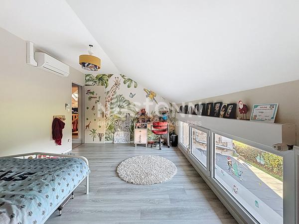 Maison à vendre à Rochechouart - 7 pièces, 5 chambres, piscine, panneaux solaire, garage double