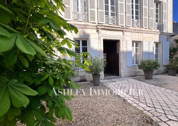 A VENDRE HOTEL PARTICULIER CENTRE VILLE DE LA ROCHELLE