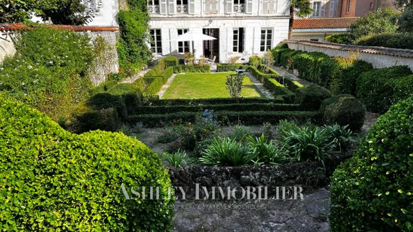 A VENDRE HOTEL PARTICULIER CENTRE VILLE DE LA ROCHELLE