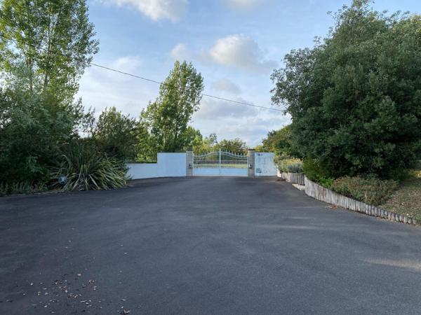 Espace, volume généreux, jardin arboré.