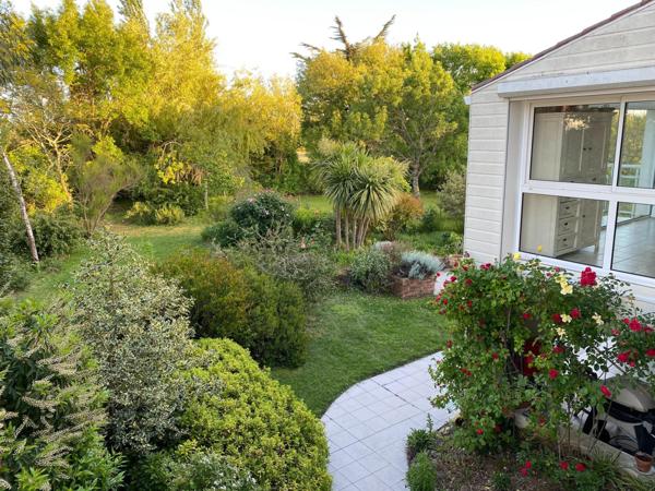 Espace, volume généreux, jardin arboré.