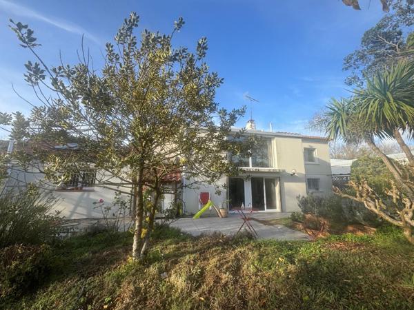 Espace, volume généreux, jardin arboré.