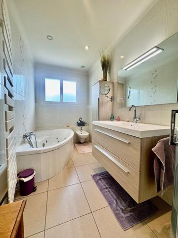 Espace, volume généreux, jardin arboré.