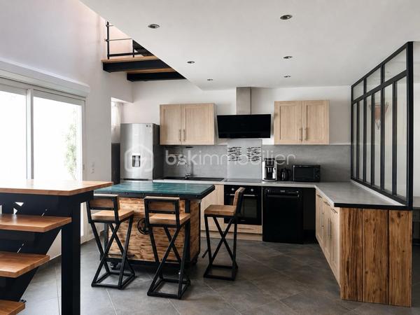 En centre ville de FRONTIGNAN, un ensemble immobilier composé d'une habitation R+1 de Type 3 de 138,60 m² habitables et d'un atelier de 121 m².
Ce bien dispose, au rez-de-chaussée, d'un hall d'entrée, d'un séjour cuisine, d'une salle d'eau avec WC ainsi qu'une superbe dépendance aménagée de 42 m².
À l'étage, vous découvrirez deux chambres disposant chacune de leur propre salle d'eau.
L'habitation est entièrement climatisée.
L'atelier de 121 m2 dispose également d'une mezzanine de plus de 60 m². 
Un bien rare au potentiel unique, tant pour un projet d'habitation avec de l'espace pour stocker que pour une éventuelle activité professionnelle.
Très rare en centre ville de FRONTIGNAN, à ne pas laisser passer.