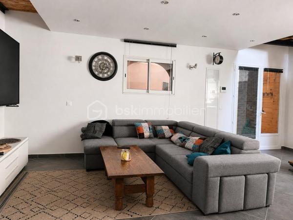 En centre ville de FRONTIGNAN, un ensemble immobilier composé d'une habitation R+1 de Type 3 de 138,60 m² habitables et d'un atelier de 121 m².
Ce bien dispose, au rez-de-chaussée, d'un hall d'entrée, d'un séjour cuisine, d'une salle d'eau avec WC ainsi qu'une superbe dépendance aménagée de 42 m².
À l'étage, vous découvrirez deux chambres disposant chacune de leur propre salle d'eau.
L'habitation est entièrement climatisée.
L'atelier de 121 m2 dispose également d'une mezzanine de plus de 60 m². 
Un bien rare au potentiel unique, tant pour un projet d'habitation avec de l'espace pour stocker que pour une éventuelle activité professionnelle.
Très rare en centre ville de FRONTIGNAN, à ne pas laisser passer.