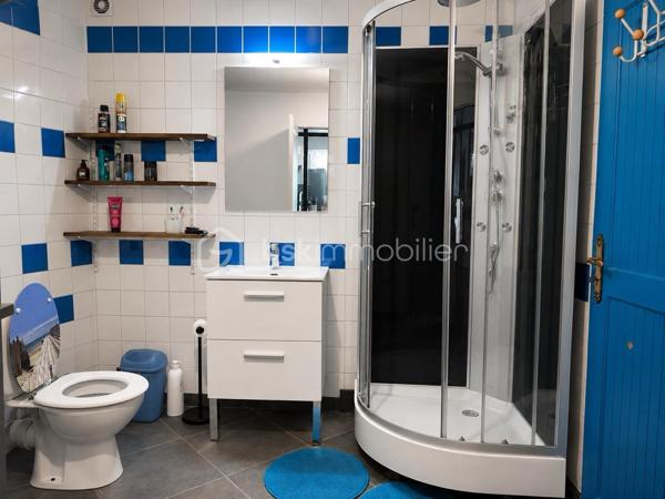 En centre ville de FRONTIGNAN, un ensemble immobilier composé d'une habitation R+1 de Type 3 de 138,60 m² habitables et d'un atelier de 121 m².
Ce bien dispose, au rez-de-chaussée, d'un hall d'entrée, d'un séjour cuisine, d'une salle d'eau avec WC ainsi qu'une superbe dépendance aménagée de 42 m².
À l'étage, vous découvrirez deux chambres disposant chacune de leur propre salle d'eau.
L'habitation est entièrement climatisée.
L'atelier de 121 m2 dispose également d'une mezzanine de plus de 60 m². 
Un bien rare au potentiel unique, tant pour un projet d'habitation avec de l'espace pour stocker que pour une éventuelle activité professionnelle.
Très rare en centre ville de FRONTIGNAN, à ne pas laisser passer.