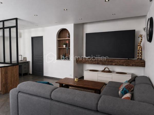 En centre ville de FRONTIGNAN, un ensemble immobilier composé d'une habitation R+1 de Type 3 de 138,60 m² habitables et d'un atelier de 121 m².
Ce bien dispose, au rez-de-chaussée, d'un hall d'entrée, d'un séjour cuisine, d'une salle d'eau avec WC ainsi qu'une superbe dépendance aménagée de 42 m².
À l'étage, vous découvrirez deux chambres disposant chacune de leur propre salle d'eau.
L'habitation est entièrement climatisée.
L'atelier de 121 m2 dispose également d'une mezzanine de plus de 60 m². 
Un bien rare au potentiel unique, tant pour un projet d'habitation avec de l'espace pour stocker que pour une éventuelle activité professionnelle.
Très rare en centre ville de FRONTIGNAN, à ne pas laisser passer.