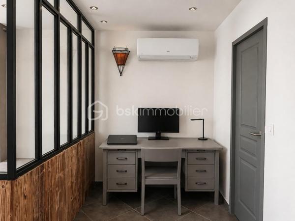 En centre ville de FRONTIGNAN, un ensemble immobilier composé d'une habitation R+1 de Type 3 de 138,60 m² habitables et d'un atelier de 121 m².
Ce bien dispose, au rez-de-chaussée, d'un hall d'entrée, d'un séjour cuisine, d'une salle d'eau avec WC ainsi qu'une superbe dépendance aménagée de 42 m².
À l'étage, vous découvrirez deux chambres disposant chacune de leur propre salle d'eau.
L'habitation est entièrement climatisée.
L'atelier de 121 m2 dispose également d'une mezzanine de plus de 60 m². 
Un bien rare au potentiel unique, tant pour un projet d'habitation avec de l'espace pour stocker que pour une éventuelle activité professionnelle.
Très rare en centre ville de FRONTIGNAN, à ne pas laisser passer.