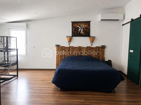 En centre ville de FRONTIGNAN, un ensemble immobilier composé d'une habitation R+1 de Type 3 de 138,60 m² habitables et d'un atelier de 121 m².
Ce bien dispose, au rez-de-chaussée, d'un hall d'entrée, d'un séjour cuisine, d'une salle d'eau avec WC ainsi qu'une superbe dépendance aménagée de 42 m².
À l'étage, vous découvrirez deux chambres disposant chacune de leur propre salle d'eau.
L'habitation est entièrement climatisée.
L'atelier de 121 m2 dispose également d'une mezzanine de plus de 60 m². 
Un bien rare au potentiel unique, tant pour un projet d'habitation avec de l'espace pour stocker que pour une éventuelle activité professionnelle.
Très rare en centre ville de FRONTIGNAN, à ne pas laisser passer.