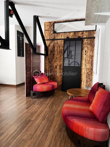En centre ville de FRONTIGNAN, un ensemble immobilier composé d'une habitation R+1 de Type 3 de 138,60 m² habitables et d'un atelier de 121 m².
Ce bien dispose, au rez-de-chaussée, d'un hall d'entrée, d'un séjour cuisine, d'une salle d'eau avec WC ainsi qu'une superbe dépendance aménagée de 42 m².
À l'étage, vous découvrirez deux chambres disposant chacune de leur propre salle d'eau.
L'habitation est entièrement climatisée.
L'atelier de 121 m2 dispose également d'une mezzanine de plus de 60 m². 
Un bien rare au potentiel unique, tant pour un projet d'habitation avec de l'espace pour stocker que pour une éventuelle activité professionnelle.
Très rare en centre ville de FRONTIGNAN, à ne pas laisser passer.