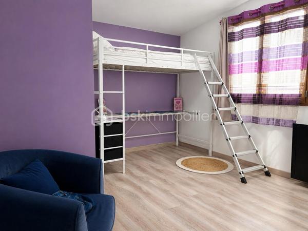 En centre ville de FRONTIGNAN, un ensemble immobilier composé d'une habitation R+1 de Type 3 de 138,60 m² habitables et d'un atelier de 121 m².
Ce bien dispose, au rez-de-chaussée, d'un hall d'entrée, d'un séjour cuisine, d'une salle d'eau avec WC ainsi qu'une superbe dépendance aménagée de 42 m².
À l'étage, vous découvrirez deux chambres disposant chacune de leur propre salle d'eau.
L'habitation est entièrement climatisée.
L'atelier de 121 m2 dispose également d'une mezzanine de plus de 60 m². 
Un bien rare au potentiel unique, tant pour un projet d'habitation avec de l'espace pour stocker que pour une éventuelle activité professionnelle.
Très rare en centre ville de FRONTIGNAN, à ne pas laisser passer.