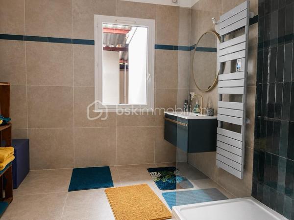 En centre ville de FRONTIGNAN, un ensemble immobilier composé d'une habitation R+1 de Type 3 de 138,60 m² habitables et d'un atelier de 121 m².
Ce bien dispose, au rez-de-chaussée, d'un hall d'entrée, d'un séjour cuisine, d'une salle d'eau avec WC ainsi qu'une superbe dépendance aménagée de 42 m².
À l'étage, vous découvrirez deux chambres disposant chacune de leur propre salle d'eau.
L'habitation est entièrement climatisée.
L'atelier de 121 m2 dispose également d'une mezzanine de plus de 60 m². 
Un bien rare au potentiel unique, tant pour un projet d'habitation avec de l'espace pour stocker que pour une éventuelle activité professionnelle.
Très rare en centre ville de FRONTIGNAN, à ne pas laisser passer.