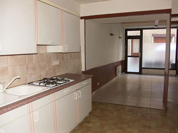 Maison de ville avec cour et dépendances