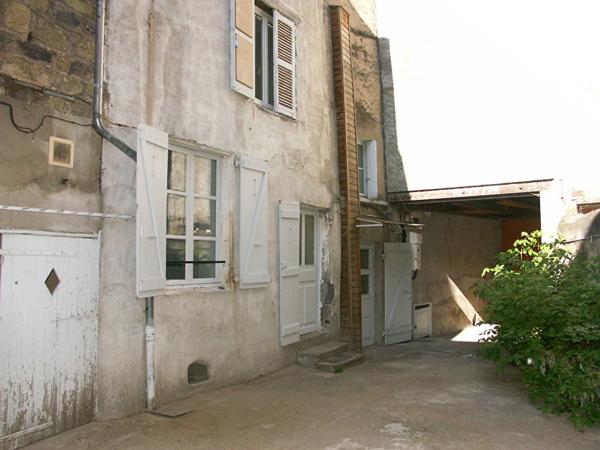 Maison de ville avec cour et dépendances