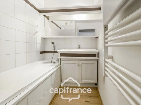 Domaine et golf de Pont Royal appartement résidence du lac de 42 m2 , vue lac , terrasse exposition sud , place de parking , cave collective